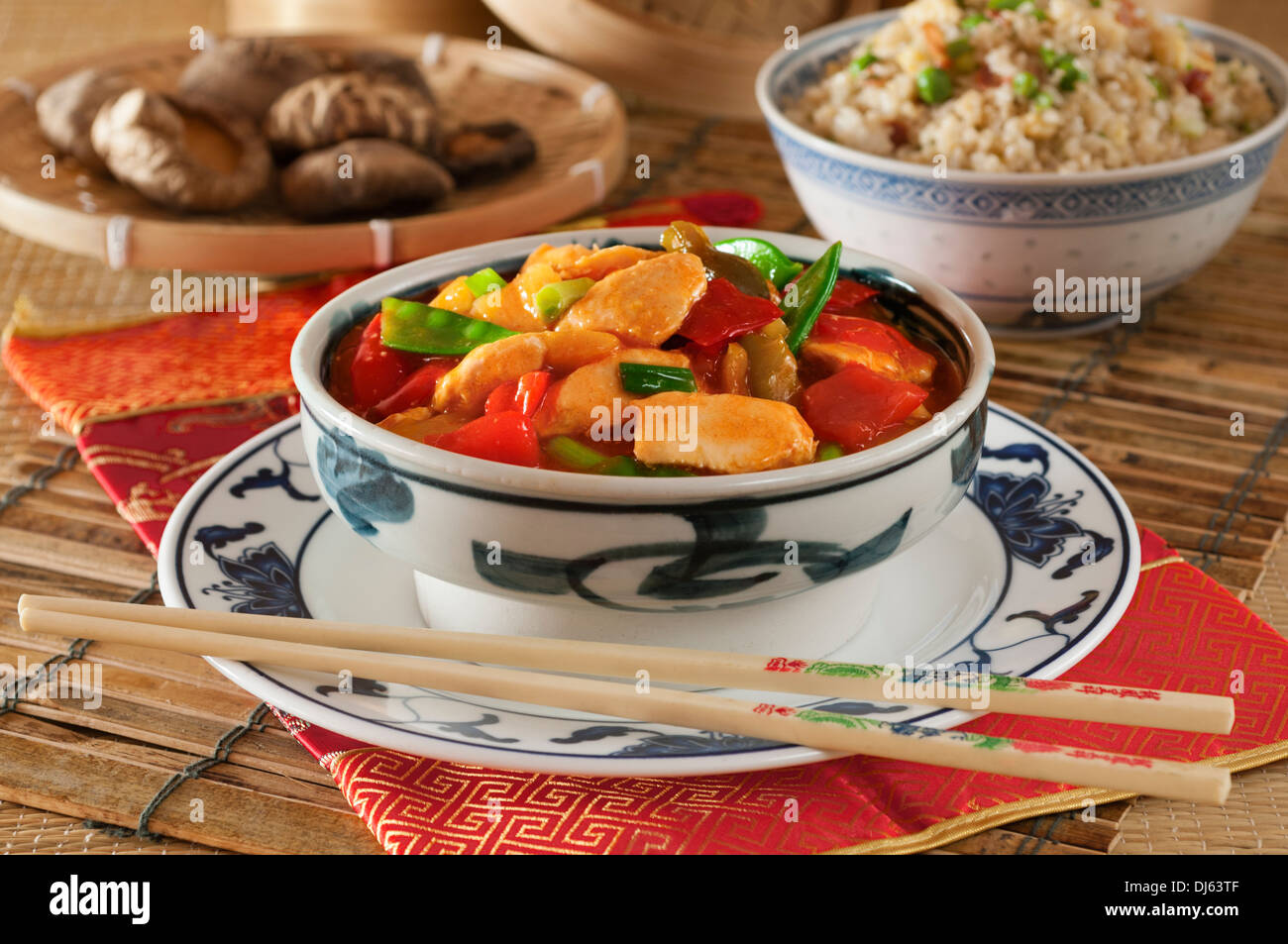 Süß und sauer Huhn mit Ei gebratener Reis. Chinesisches Essen. Stockfoto