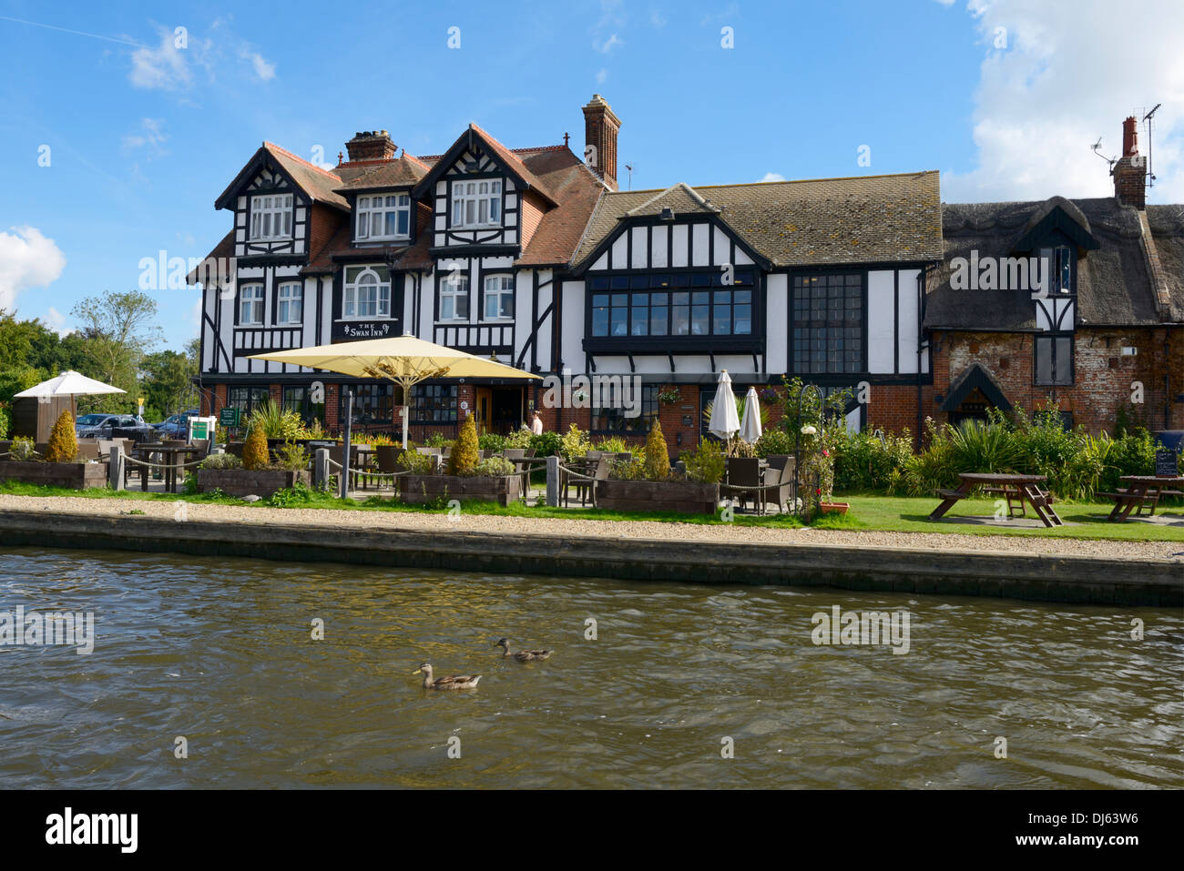 Die Swan-Gasthaus und Restaurant neben dem Fluss Bure, Horning, Norfolk, England, Vereinigtes Königreich, Europa Stockfoto