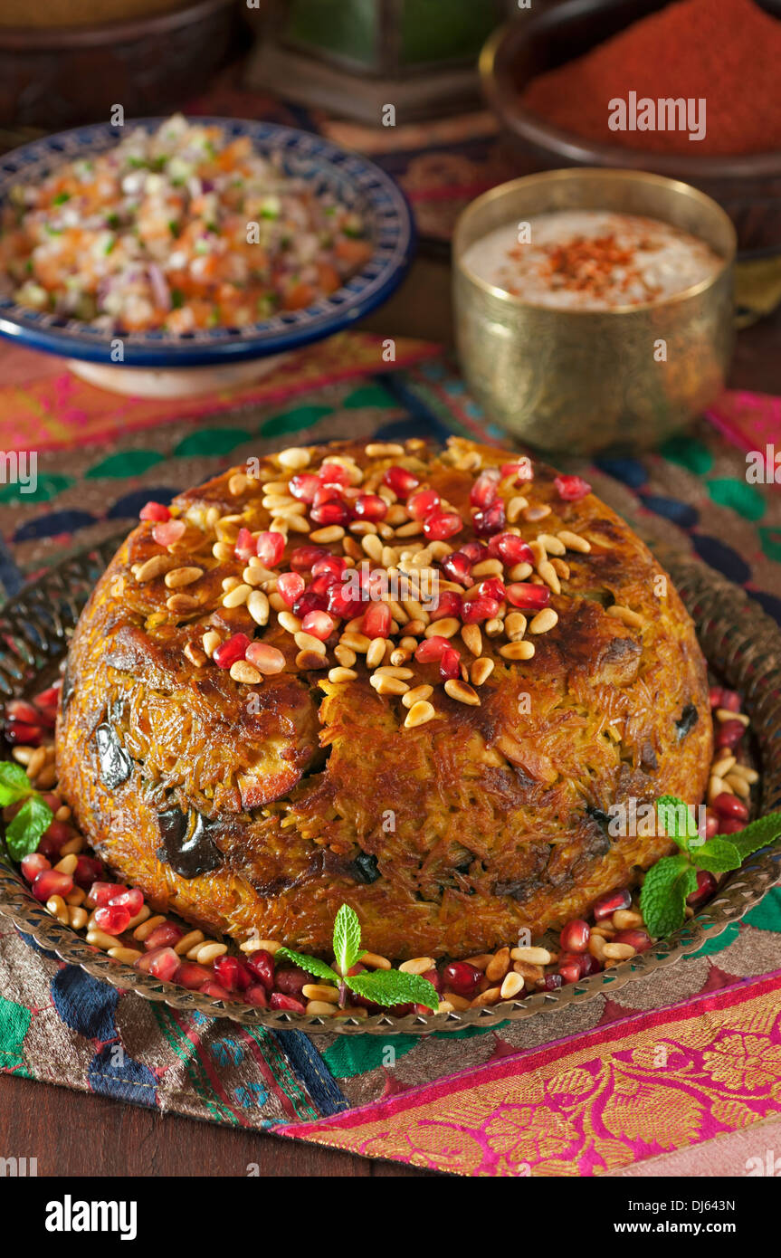 Huhn Maqlooba. Huhn und Reis Gericht auf den Kopf. Nahen Osten Essen Stockfoto