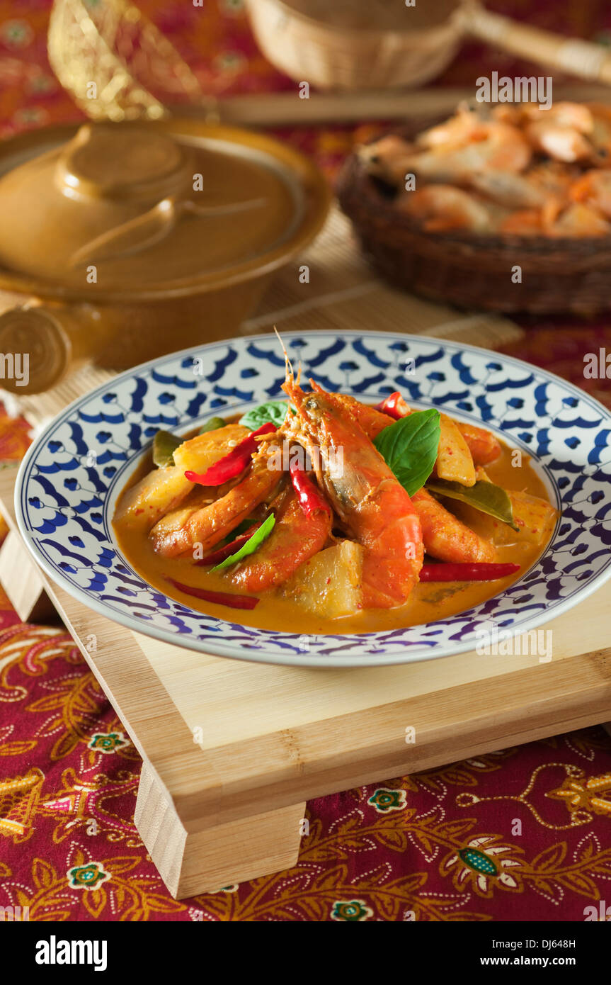 Thai Garnelen und Ananas-Curry. Kaeng Kua Sapparot. Essen Thailand Stockfoto