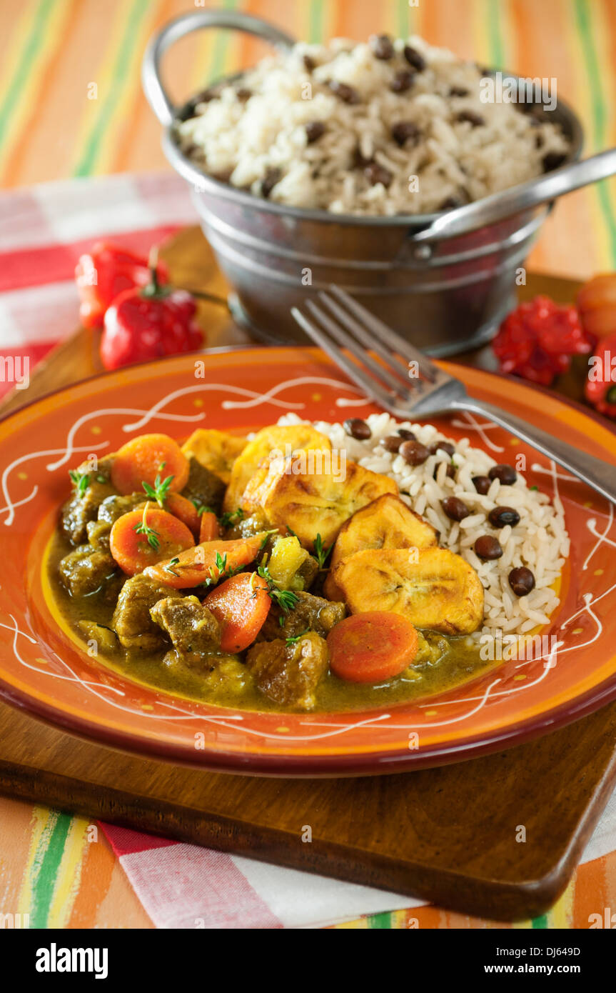 Curry-Ziege mit Reis und Gungo Erbsen. Jamaika Essen Stockfoto Curry-Ziege mit Reis und Gungo Erbsen. Jamaika Essen Stockfoto