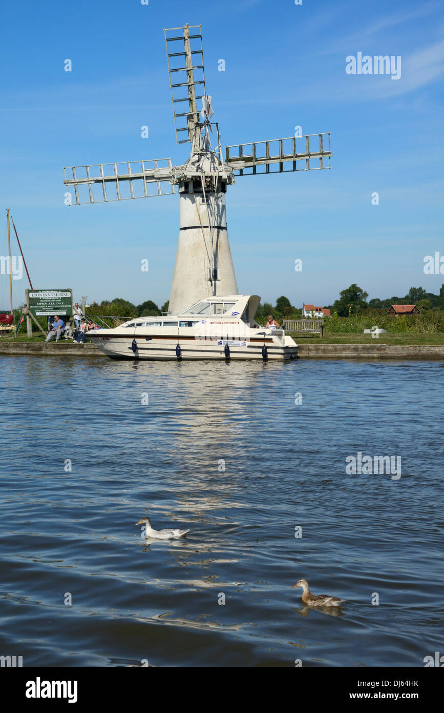 Freude Boot vor Thurne Dyke Entwässerung Mühle, Windmühle. Thurne, Norfolk, England, Vereinigtes Königreich, UK, Europa Stockfoto