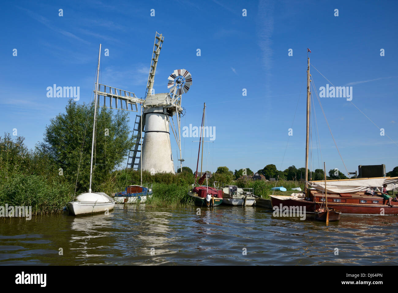 Sportboote, Thurne Dyke Entwässerung Mühle, Thurne, Norfolk, England, Vereinigtes Königreich, UK, Europa Stockfoto