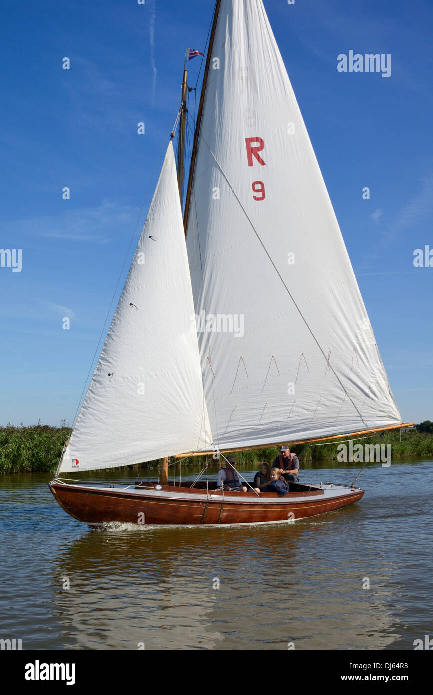Segelboot auf dem Fluß Thurne, Thurne, Norfolk, England, United Kingdom, UK, Europa Stockfoto