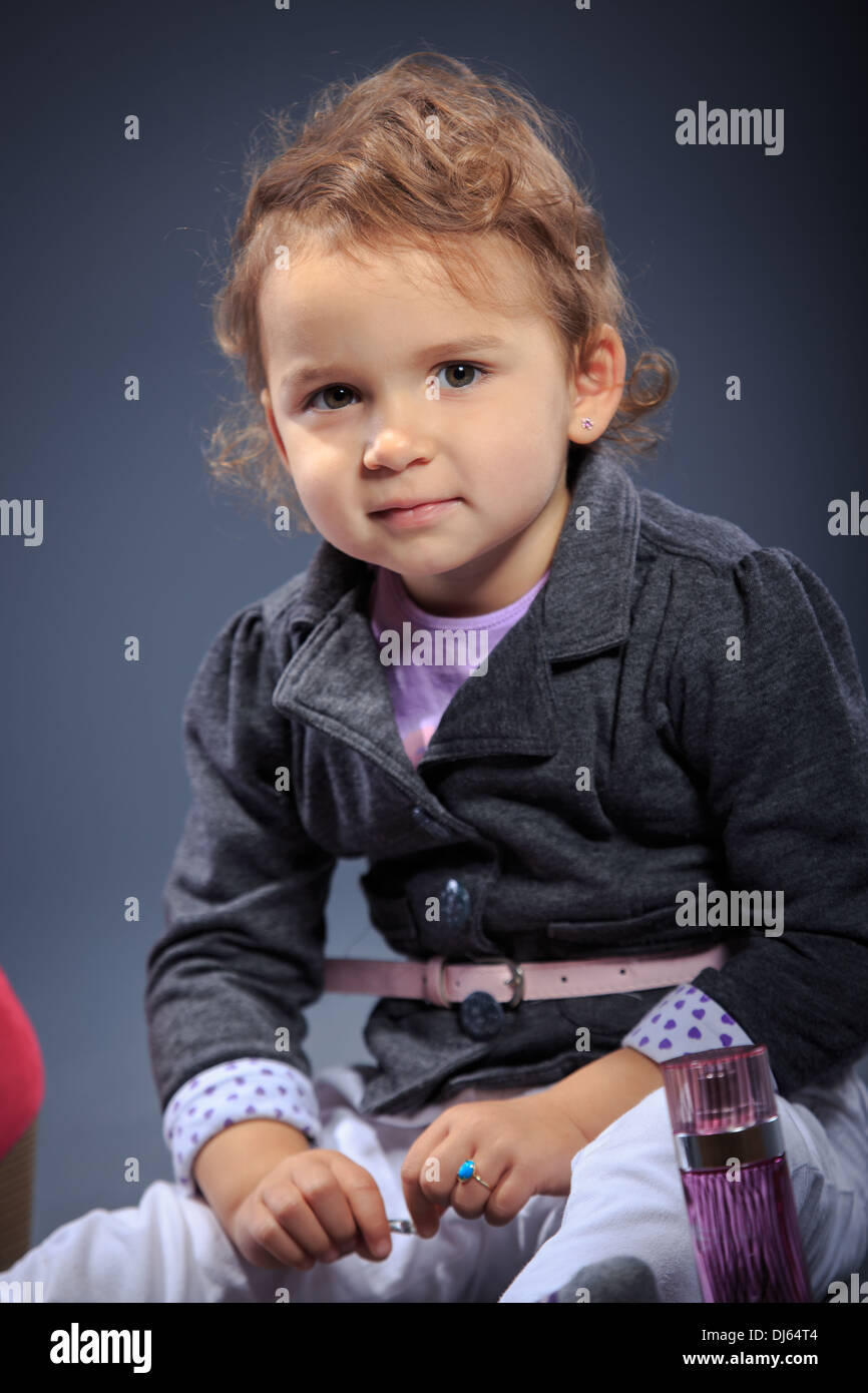 Studioaufnahme eines kleinen Mädchen verkleidet Stockfoto