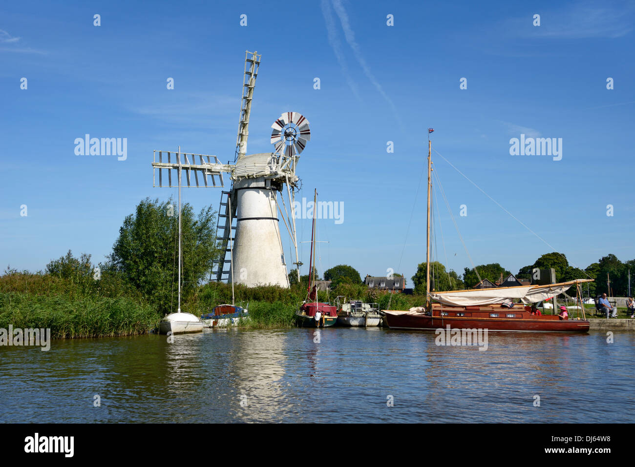 Sportboote, Thurne Dyke Entwässerung Mühle, Thurne, Norfolk, England, Vereinigtes Königreich, UK, Europa Stockfoto