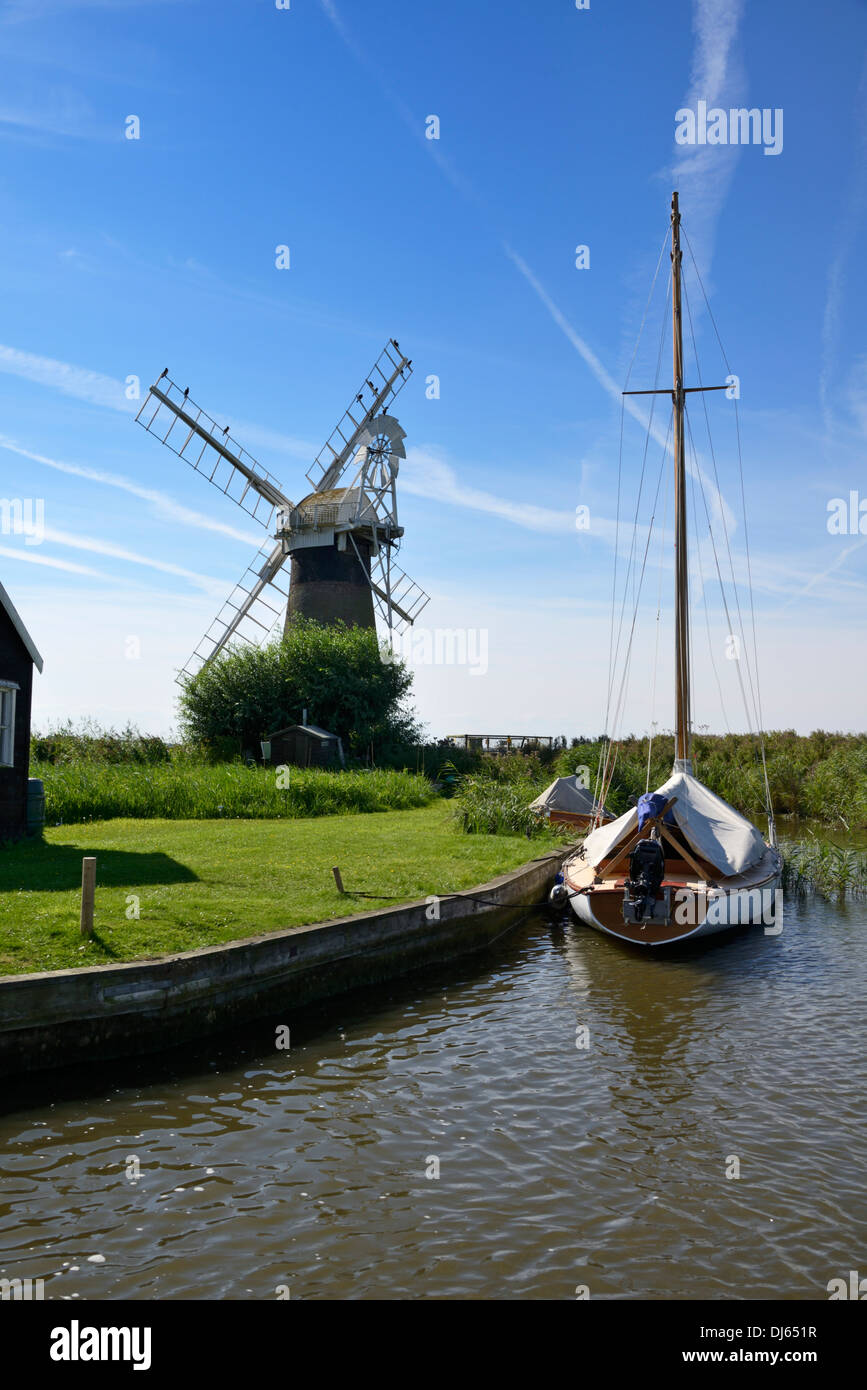 Segelboot und St Benet Windmühle, Thurne Dyke, Norfolk, England, United Kingdom, UK, Europa Stockfoto