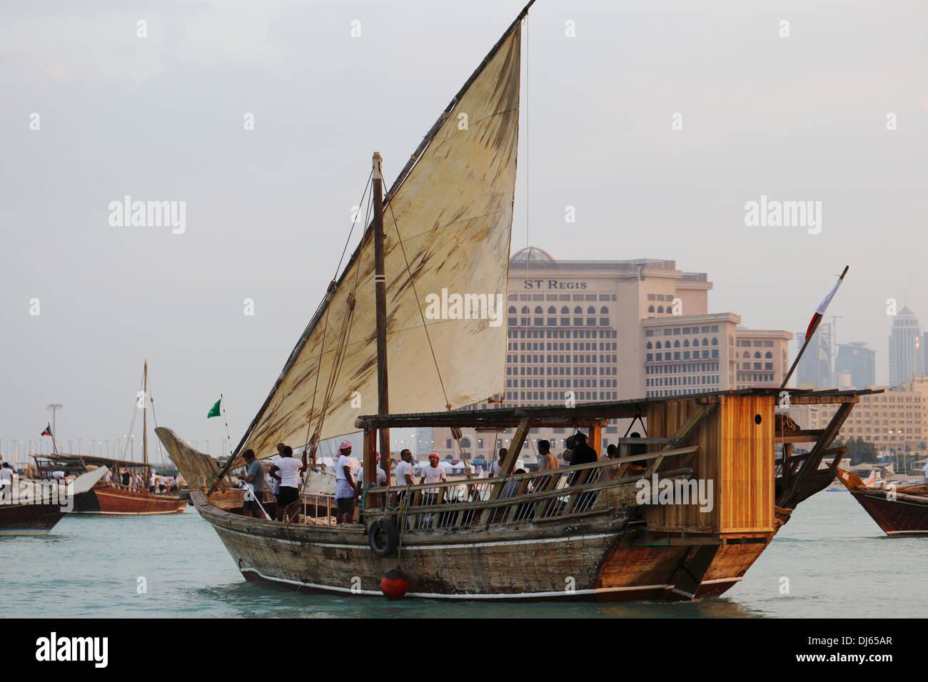 DOHA, Katar, 21. November 2012: A Bahraini Dhau setzt die Segel während des 3. jährlichen Dhow-Festivals bei Katara Kulturdorf am Rande der katarischen Hauptstadt Credit: Art of Travel/Alamy Live News Stockfoto