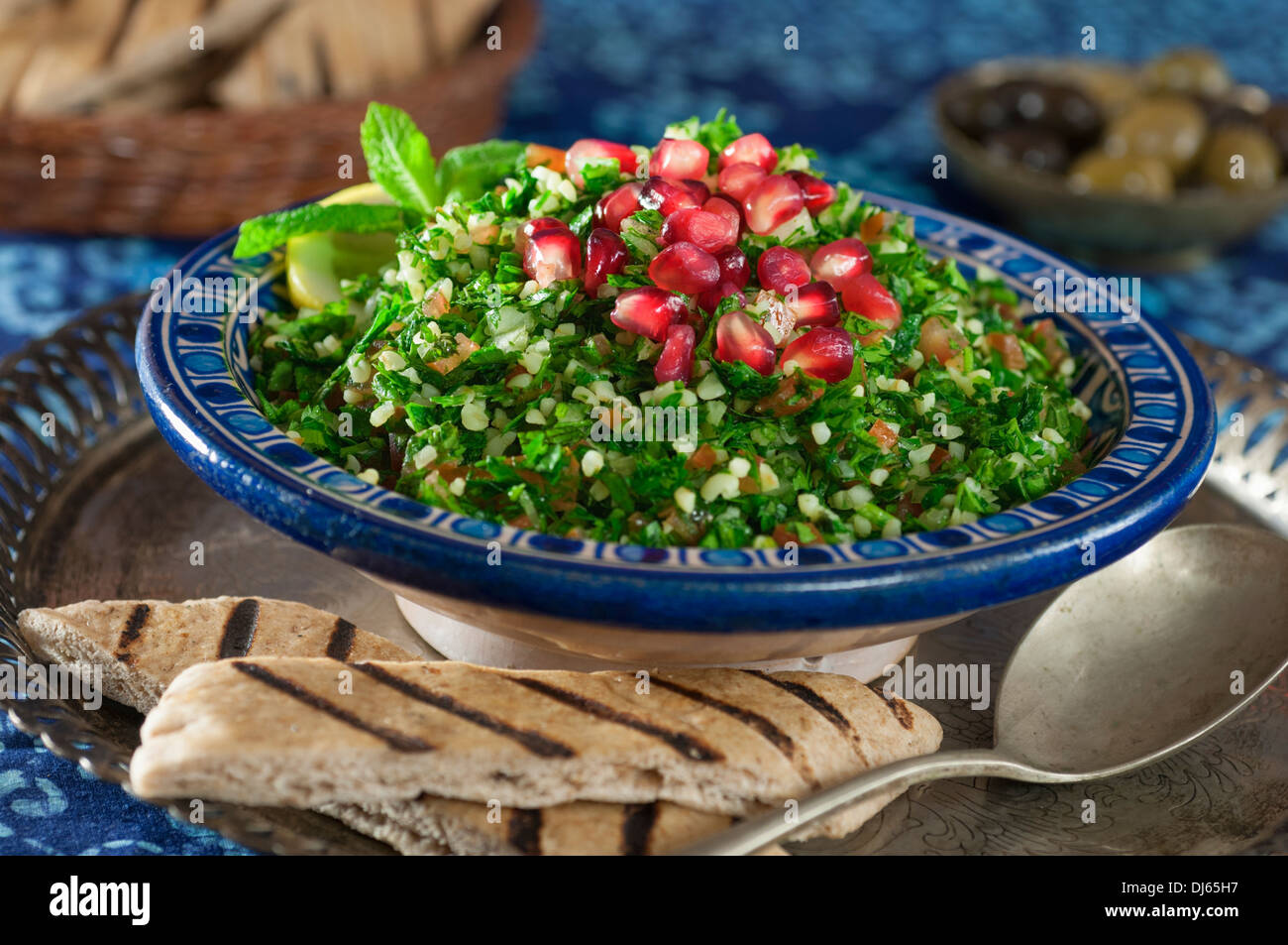 Taboulé. Petersilie, Minze und Bulgur-Weizen-Salat Stockfoto