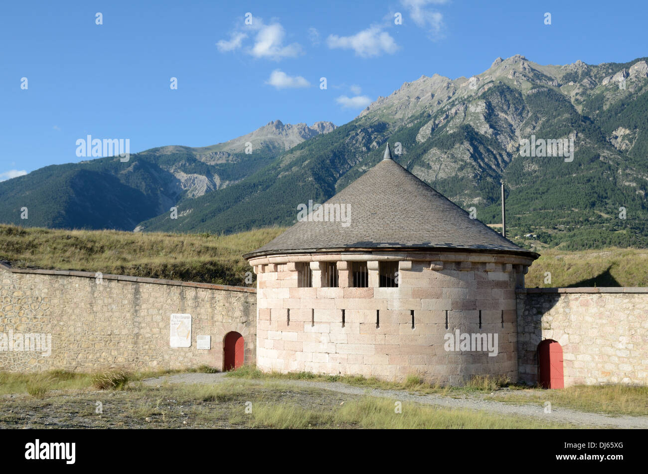 Befestigungsanlagen im Vauban und Aussichtsturm mit Meurtières oder Mordlöchern der Ummauerten Stadt Mont-Dauphin Hautes-Alpen Frankreich Stockfoto