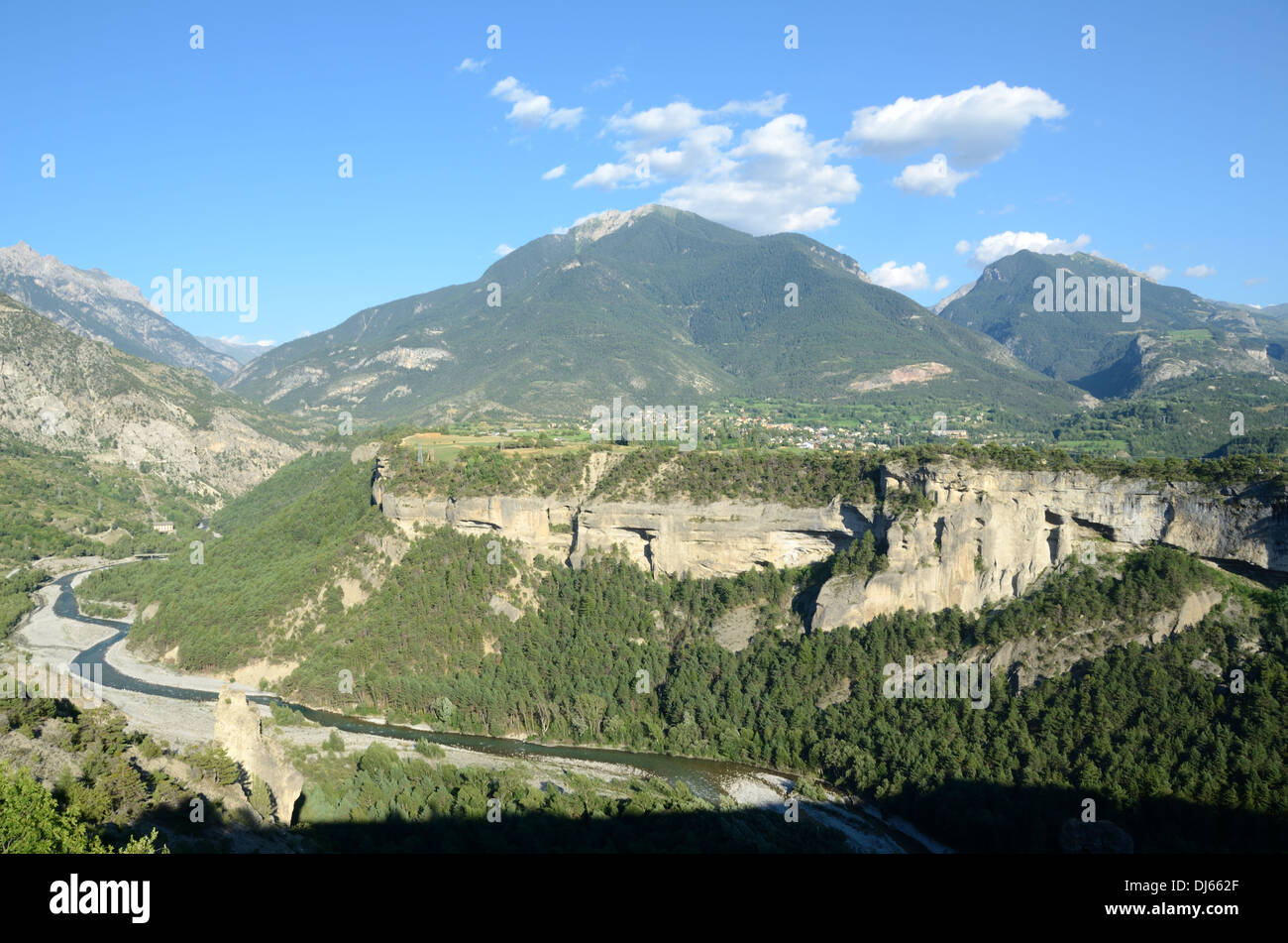 Blick auf die Landschaft über den Guil Canyon und das Guillestre-Plateau vom Mont-Dauphin oder dem Mont-Dauphin Hautes-Alpen oder Hautes Alps France Stockfoto