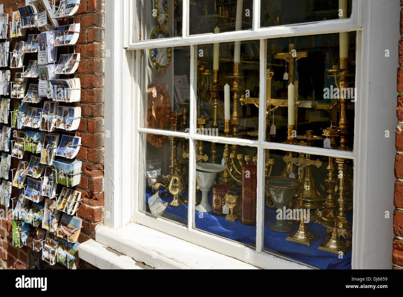 Laden Sie mit Schaufenster von religiösen Artefakten, High Street, wenig Walsingham, Norfolk, England, Vereinigtes Königreich, UK, Europa Stockfoto