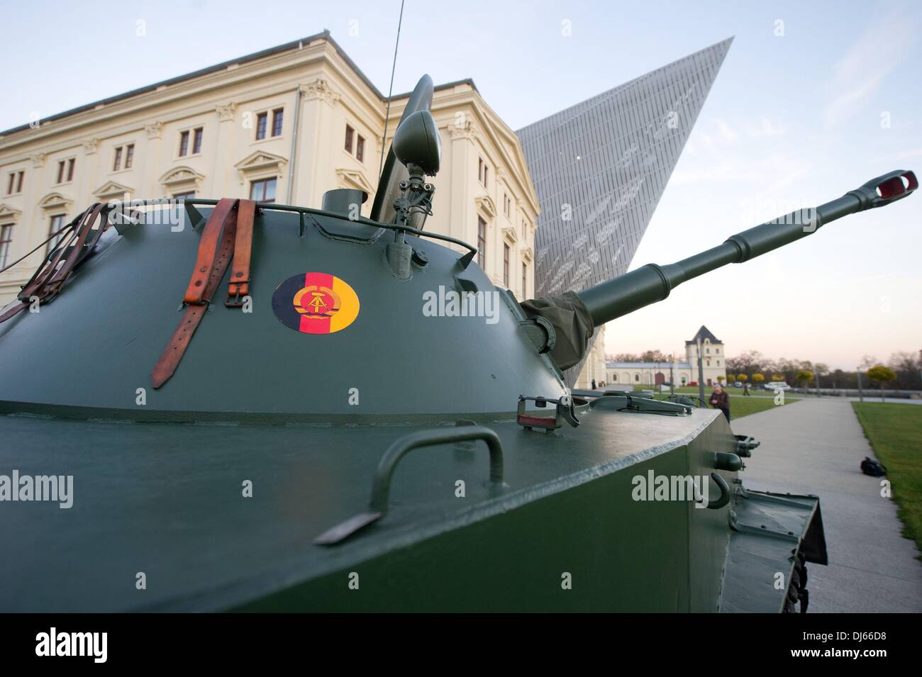 Eine restaurierte PT-76 Schwimmpanzer der ehemaligen Völker Nationalarmee (Forschungsaktivitäten Volksarmee, NVA) der DDR wird auf dem Display an Bundeswehr militärhistorischen Museums in Dresden, Deutschland, 12. November 2013. Restaurierung des Tanks über sieben Jahre weiter und wurde Teil der Dauerausstellung im Museum seit November 2013.  Foto: Sebastian Kahnert/ZB Stockfoto