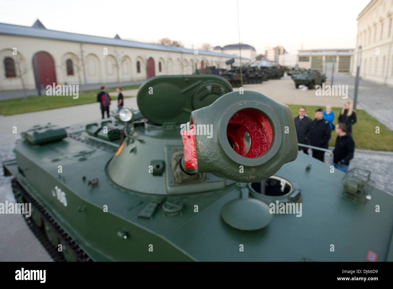 Eine restaurierte PT-76 Schwimmpanzer der ehemaligen Völker Nationalarmee (Forschungsaktivitäten Volksarmee, NVA) der DDR wird auf dem Display an Bundeswehr militärhistorischen Museums in Dresden, Deutschland, 12. November 2013. Restaurierung des Tanks über sieben Jahre weiter und wurde Teil der Dauerausstellung im Museum seit November 2013.  Foto: Sebastian Kahnert/ZB Stockfoto