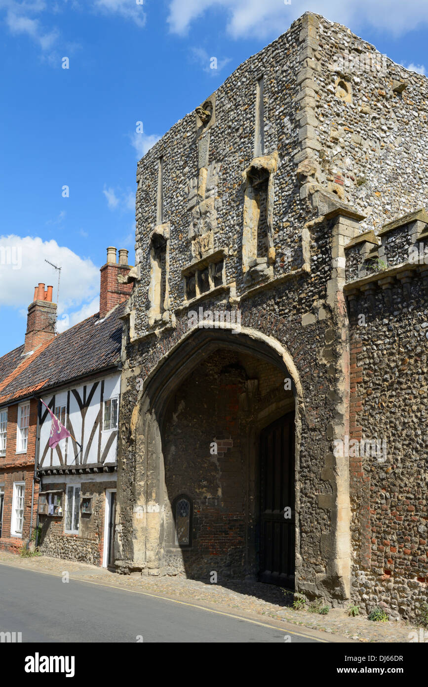 Alte Abtei Eingang und mittelalterlichen Fachwerkhäusern, High Street, wenig Walsingham, Norfolk, England, Vereinigtes Königreich, Europa Stockfoto