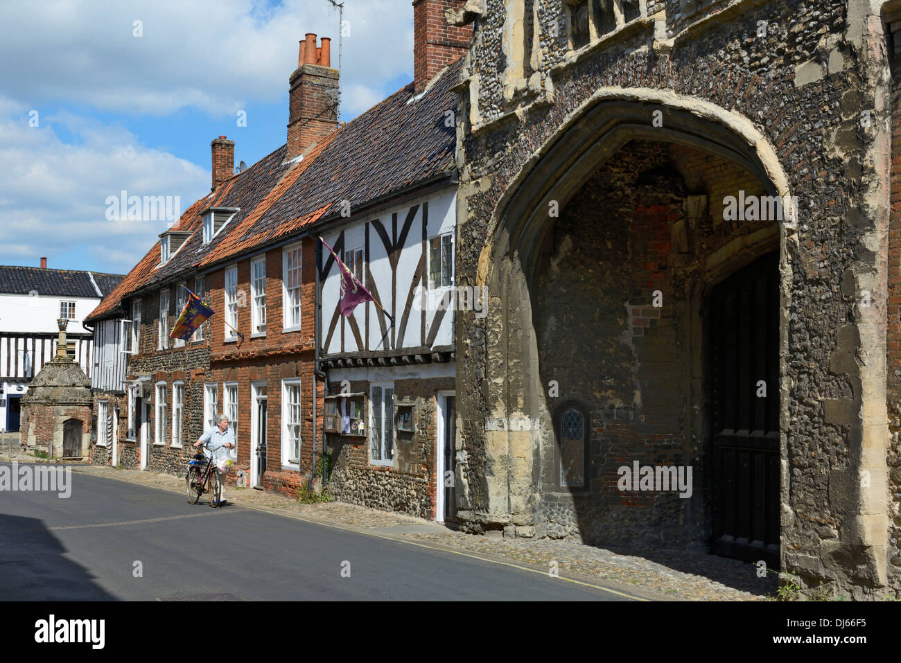 Alte Abtei Eingang und mittelalterlichen Fachwerkhäusern, High Street, wenig Walsingham, Norfolk, England, Vereinigtes Königreich, Europa Stockfoto