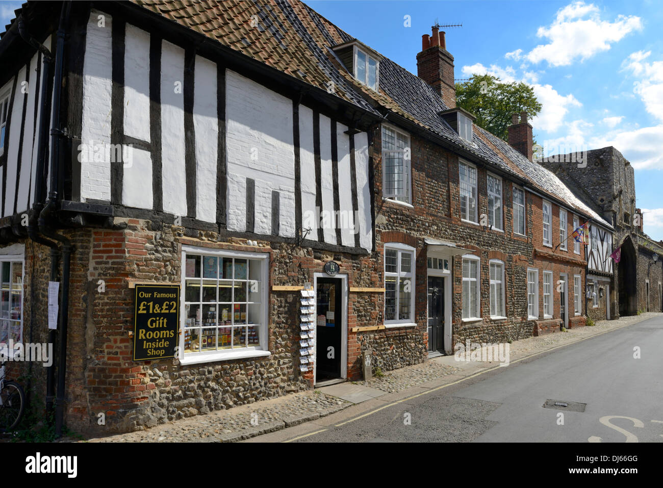 Alte Abtei Eingang und mittelalterlichen Fachwerkhäusern, High Street, wenig Walsingham, Norfolk, England, Vereinigtes Königreich, UK, Euro Stockfoto