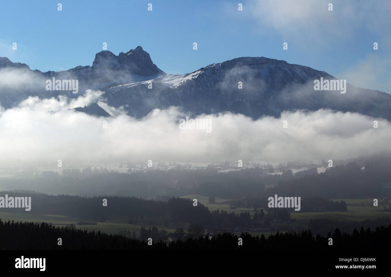 Nebel zu heben um die Berge Aggesntein (L) und Breitenberg bei Pfronten, Deutschland, 12. November 2013. Foto: Karl-Josef Hildenbrand/dpa Stockfoto