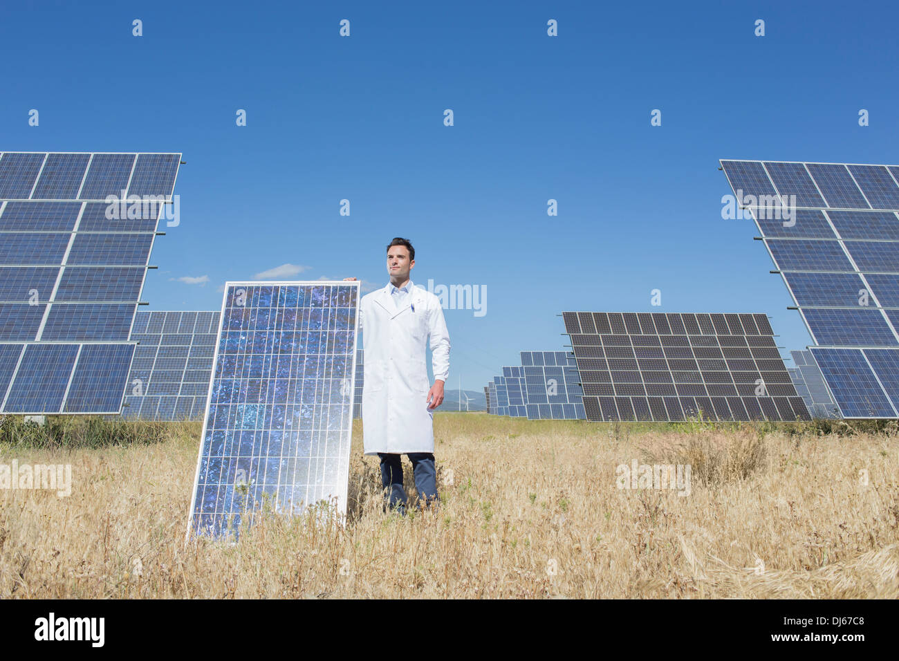 Wissenschaftler halten Solar-Panel in ländlichen Landschaft Stockfoto