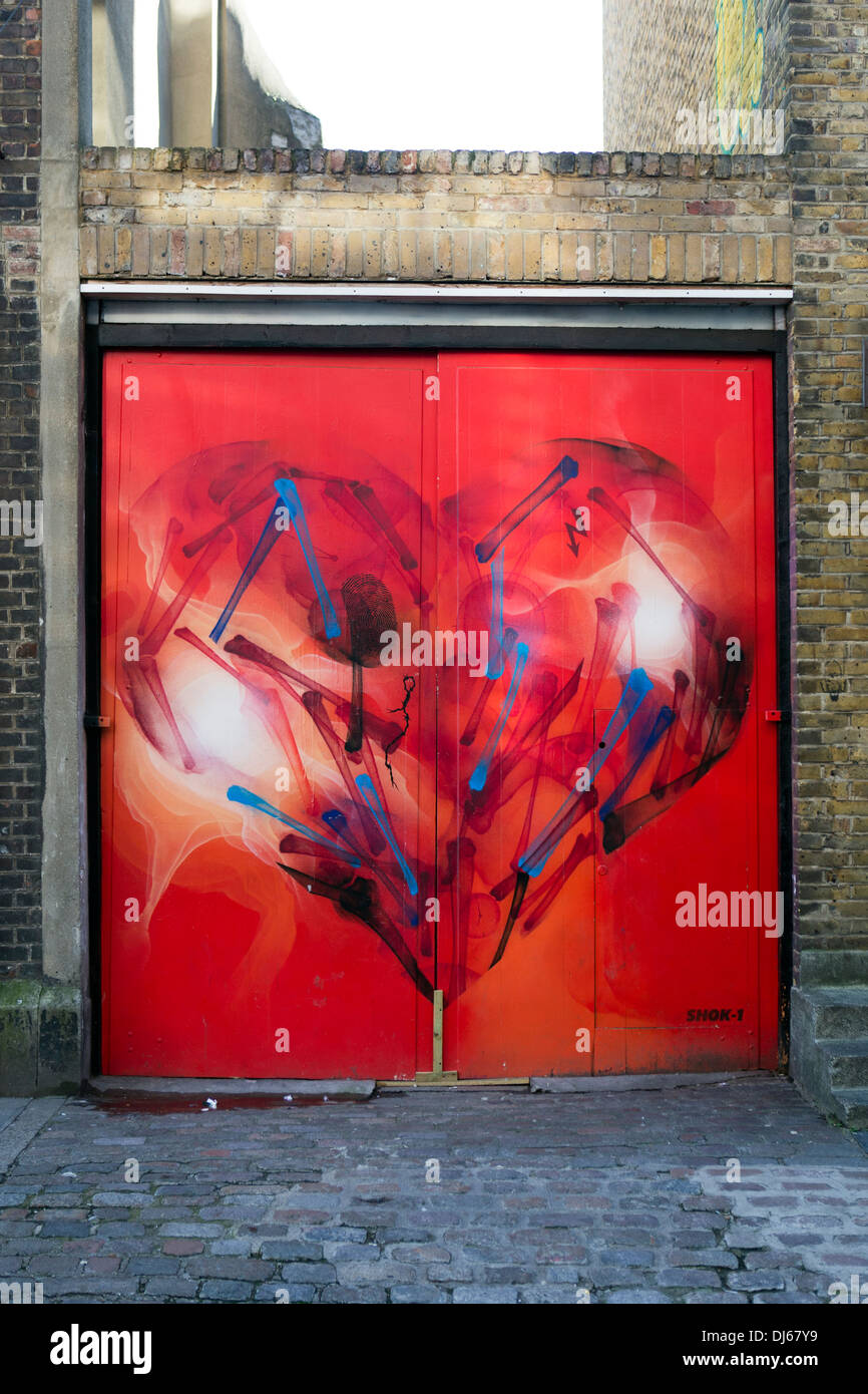 Herzförmige Streetart von SHOK 1, Fournier Street, Tower Hamlets, London, UK Stockfoto