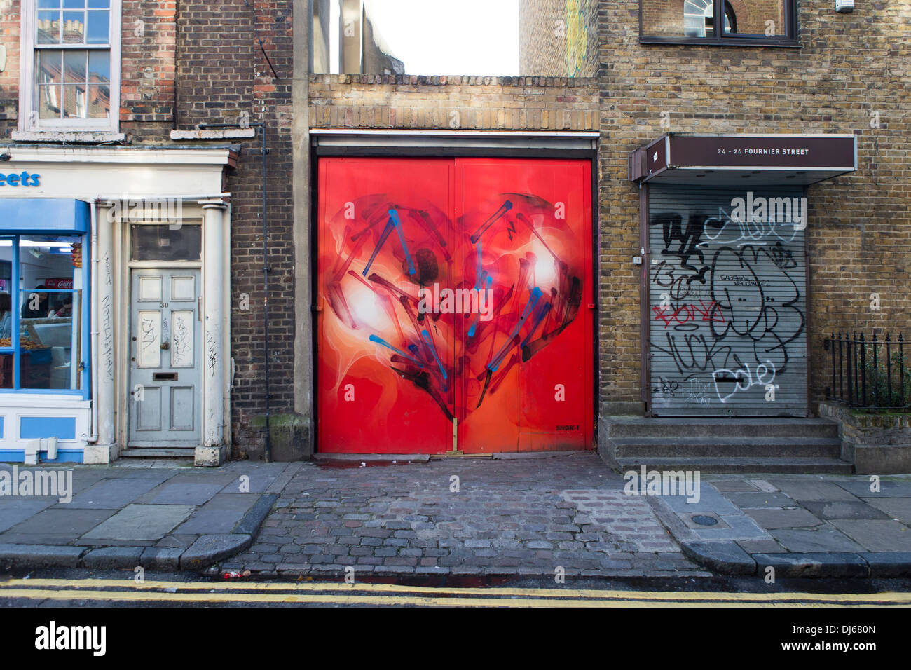 Herzförmige Streetart von SHOK 1, Fournier Street, Tower Hamlets, London, UK Stockfoto