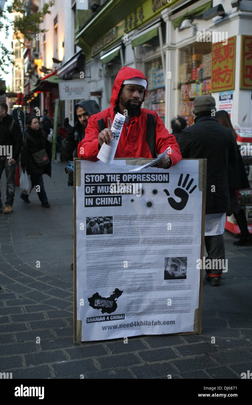 London, UK. 22. November 2013. Kredit-Aktivist Hände Flugblätter an Anjem Choudarys islamischen Roadshow Protest gegen die chinesische Unterdrückung gegen die Muslime von Xinjiang, Gerrard Street, London, UK, 22. November 2013 zu stoppen: Martyn Wheatley/Alamy Live News Stockfoto