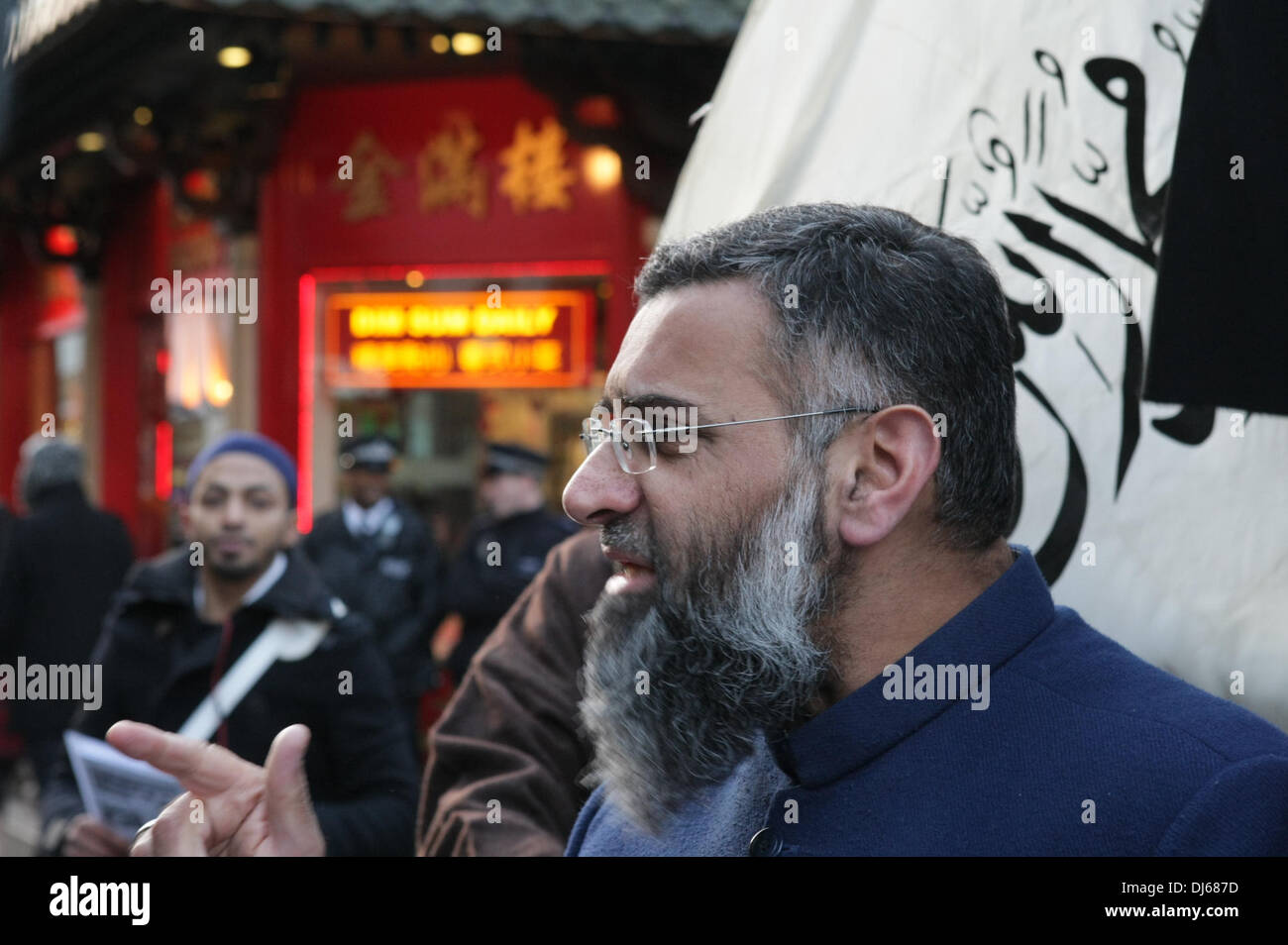 London, UK. 22. November 2013. Anjem Choudary spricht in seiner islamischen Roadshow Protest gegen die chinesische Unterdrückung gegen die Muslime von Xinjiang, Gerrard Street, London, UK, zu stoppen 22. November 2013 Credit: Martyn Wheatley/Alamy Live News Stockfoto