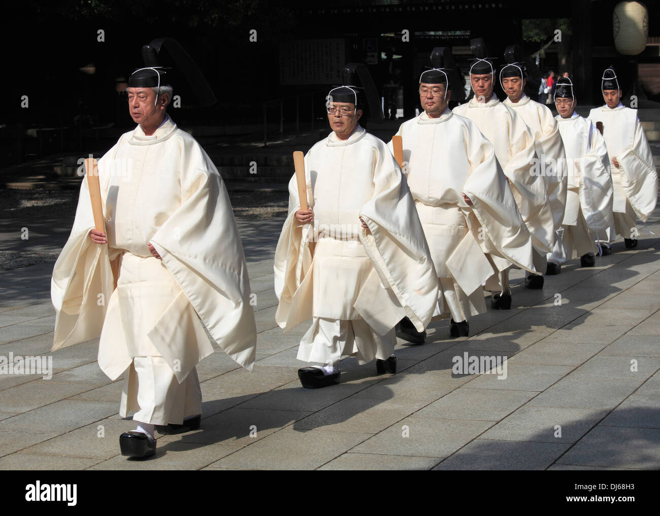 Japan, Tokyo, Meiji-Jingu Schrein, Shinto Priester, Stockfoto