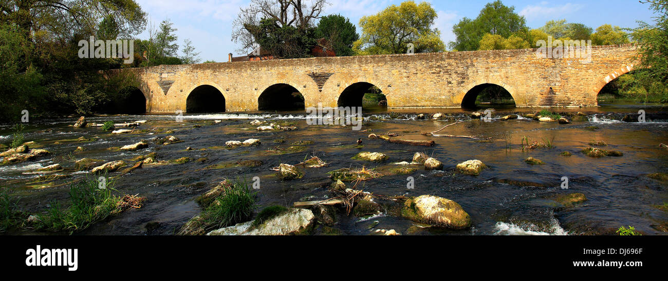 Sommer-Blick auf einen Teil der 26 gewölbte steinerne Brücke über Fluss Great Ouse in Bromham Dorf, Bedfordshire, England, UK Stockfoto