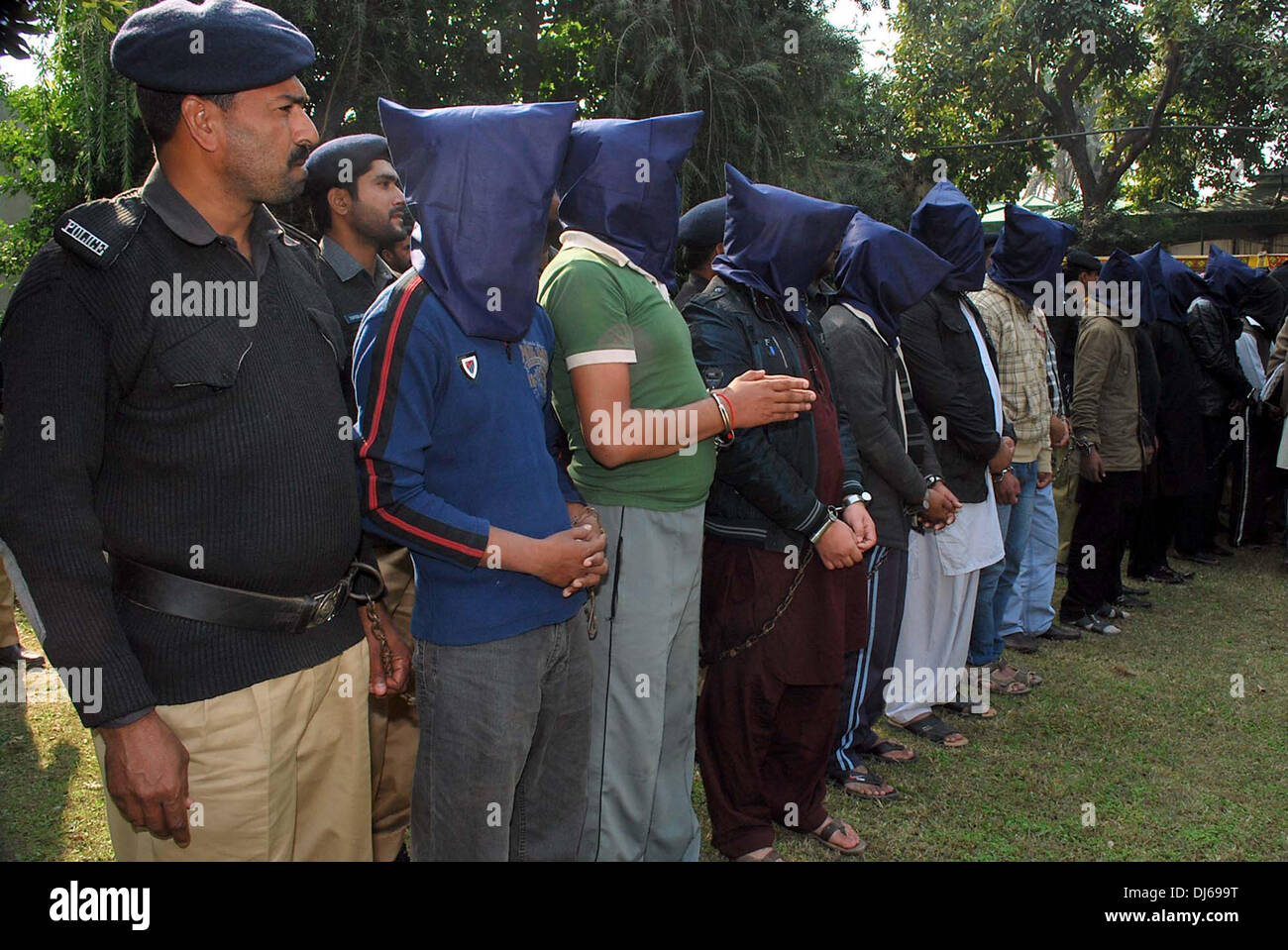 Karachi, Pakistan. 22. November 2013. Sialkot Polizei zeigt Ziel Mörder bei einer Razzia in anderen Bereich Medien Personen im DSB Sialkot Büro auf Freitag, 22. November 2013. Bildnachweis: Asianet-Pakistan/Alamy Live-Nachrichten Stockfoto