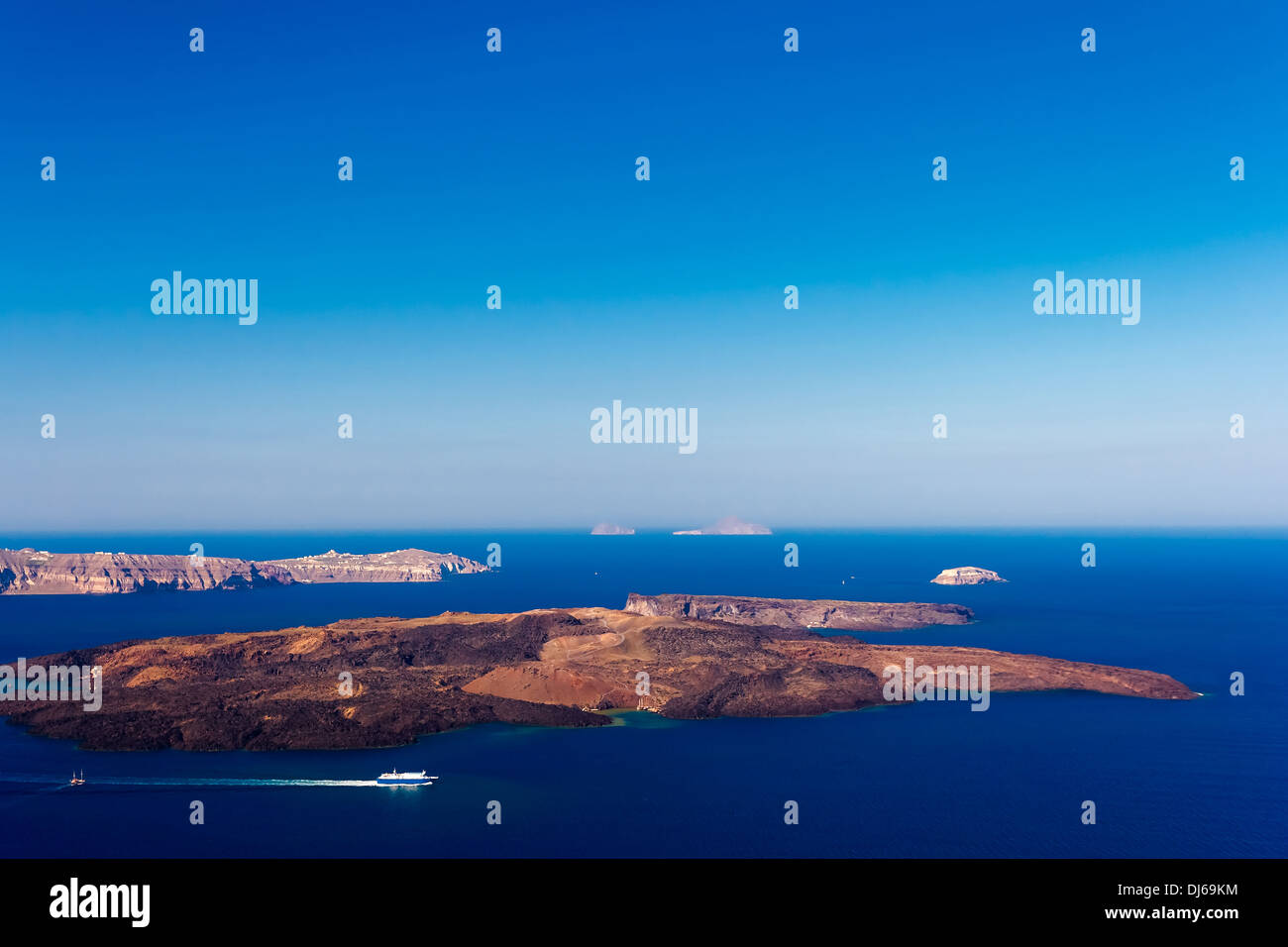 Die Vulkaninsel Nea Kameni in Santorini Griechenland mit Schiffe von einem Höhepunkt der Ansicht vorne fotografiert Stockfoto