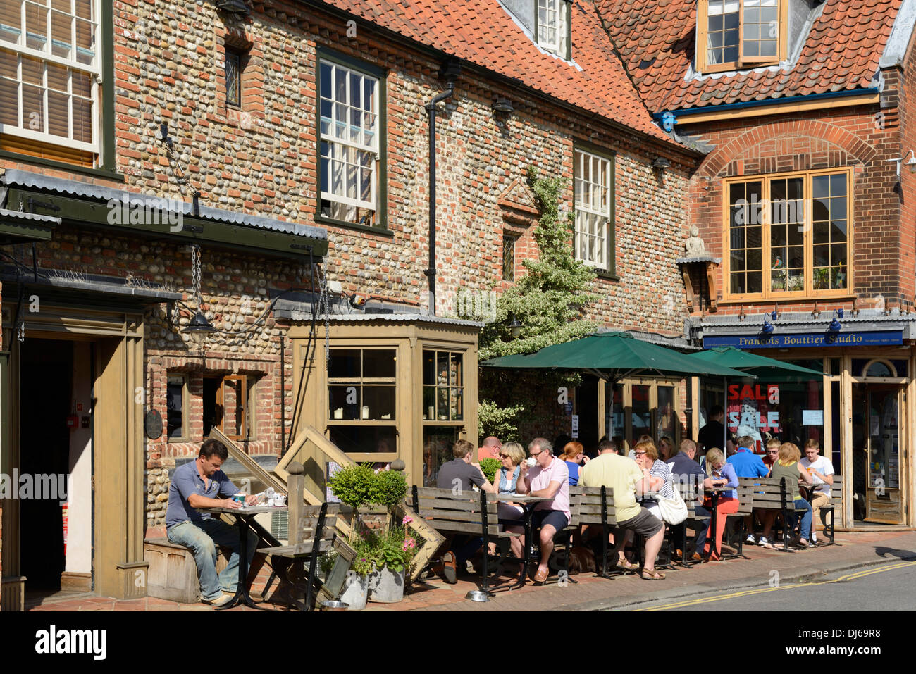 Im Freien Essen außerhalb einer Gastwirtschaft (Pub) Holt, Norfolk, England, Vereinigtes Königreich, UK, Europa Stockfoto