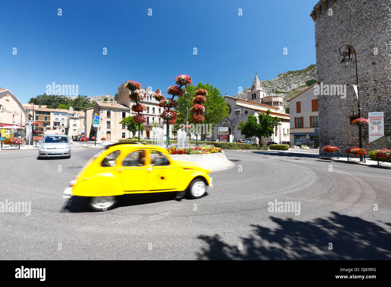 Gelbes Auto (Citroen 2CV) in Sisteron Frankreich Stockfoto