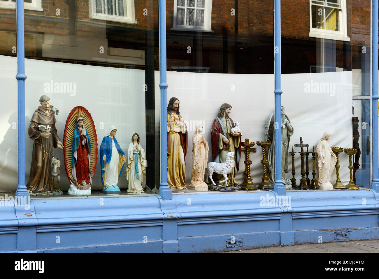 Schaufenster anzeigen religiöse Artefakte, High Street, wenig Walsingham, Norfolk, England, Vereinigtes Königreich, UK, Europa Stockfoto