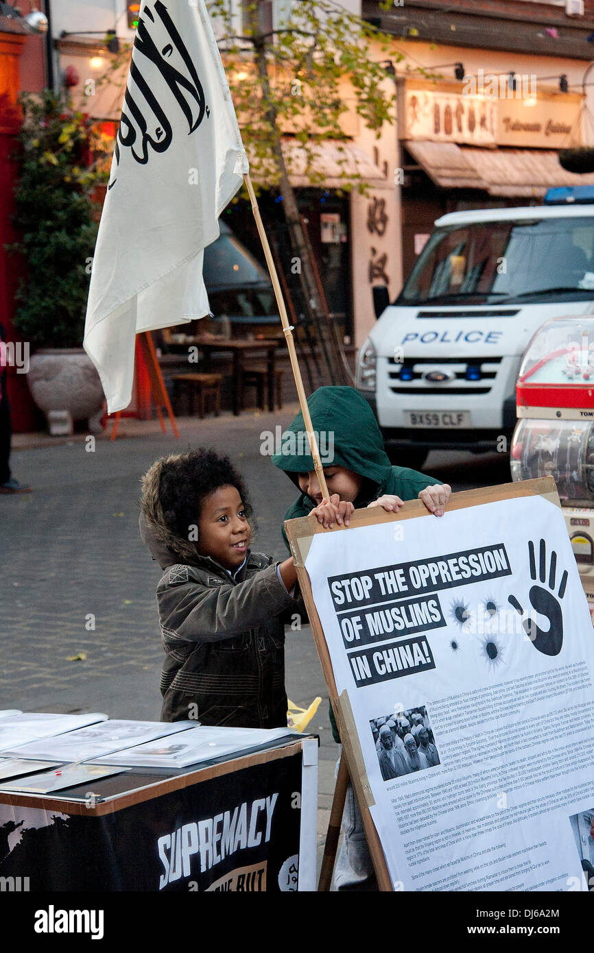 London, UK. 22.11.13. Ein Kind hält ein Plakat als Muslimen und Islamisten Protest in China Town. Die Demonstranten behaupten, dass die chinesische Regierung Moslems im Land unterdrückt nach einem Auto in Taiyuan, Provinz Shanxi außerhalb eines Regionalbüros der kommunistischen Partei am 6. November 2013 explodierte. Eine Woche zuvor wurde ein Auto in eine Menschenmenge am Tiananmen-Platz Gefahren. Die chinesischen Behörden behauptet, dass dies auch ein Terroranschlag von Extremisten aus der westlichen Region von Xinjiang. Bildnachweis: Pete Maclaine/Alamy Live-Nachrichten Stockfoto