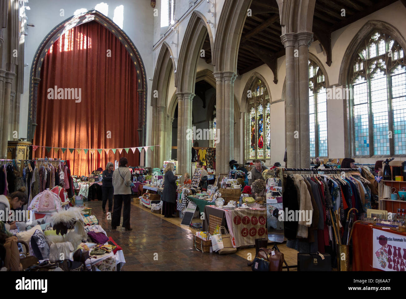 Entweiht Kirche: Schausteller und Besucher eine Handwerksmesse in St.-Peter Kirche in Sudbury, Suffolk. Stockfoto