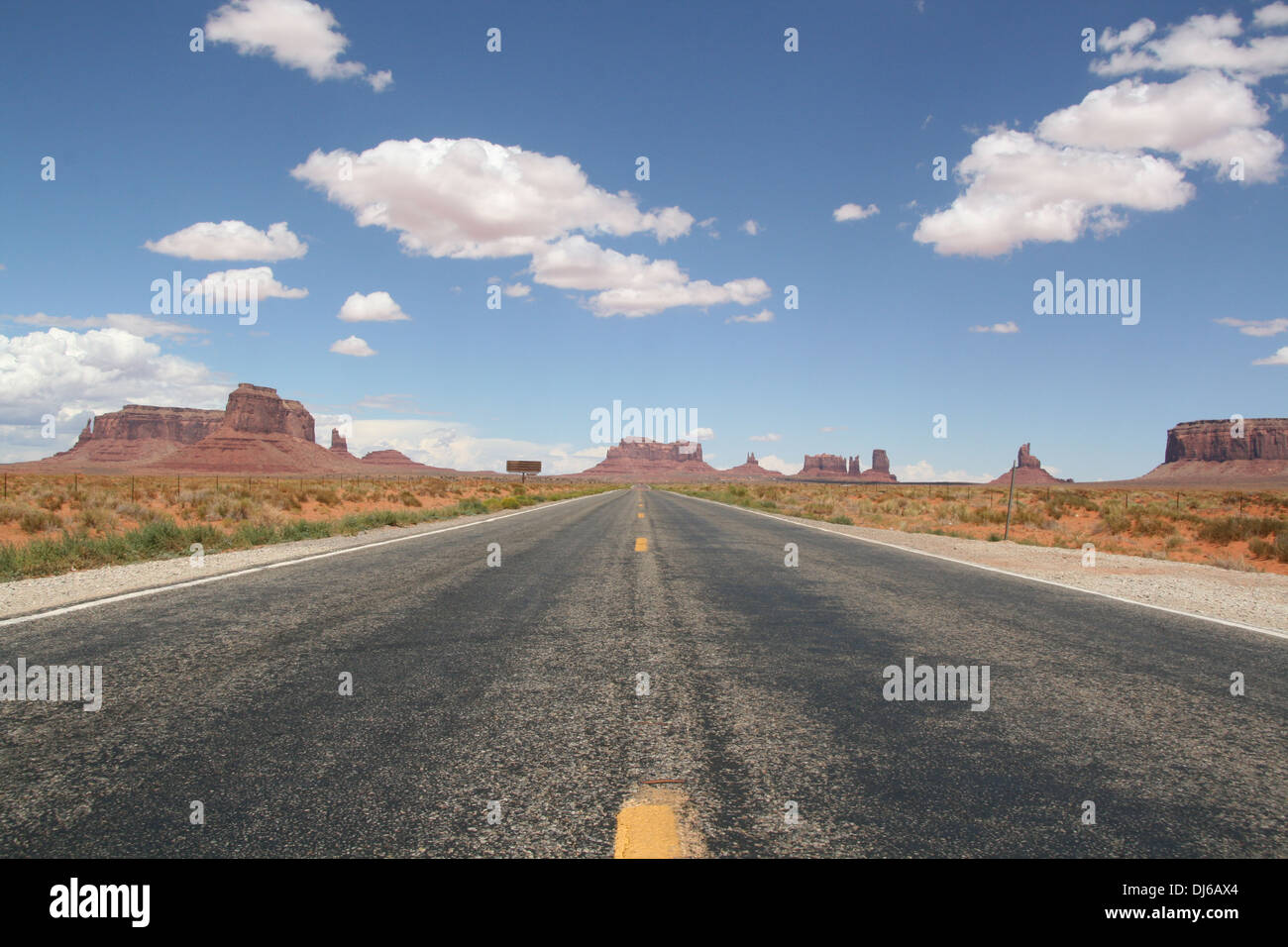 Straße am Monument Valley, Arizona, Utah, USA Stockfoto