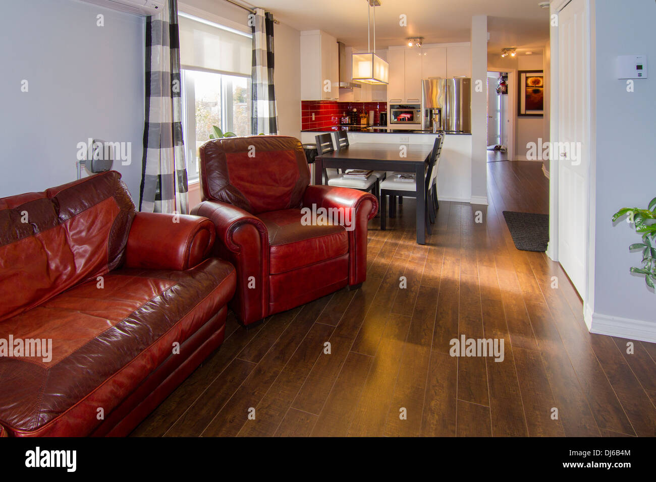 Komfortable und moderne rote Salon. Stockfoto