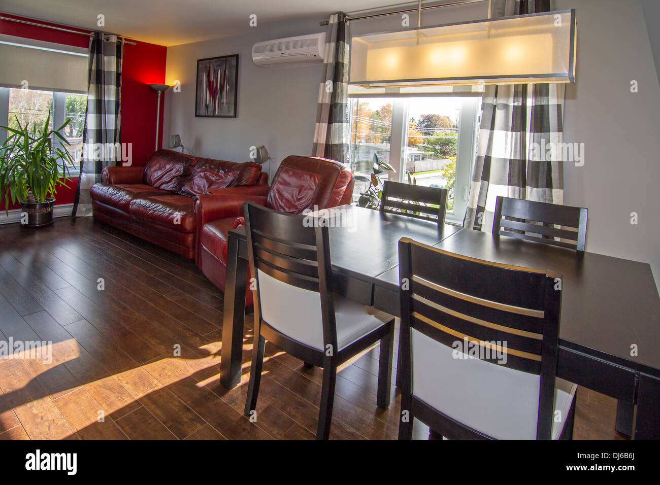 Komfortable und moderne rote Salon. Stockfoto