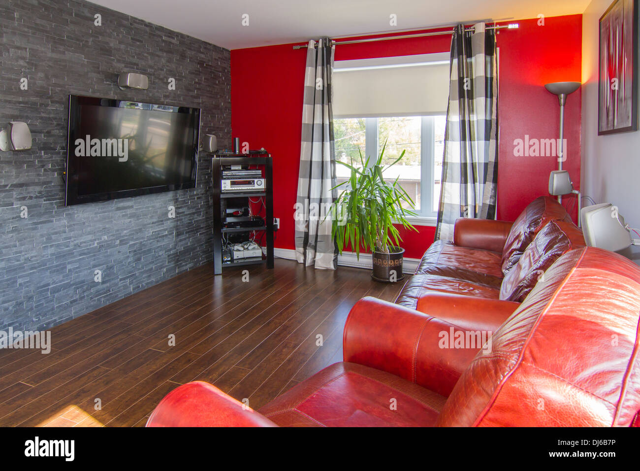 Komfortable und moderne rote Salon. Stockfoto