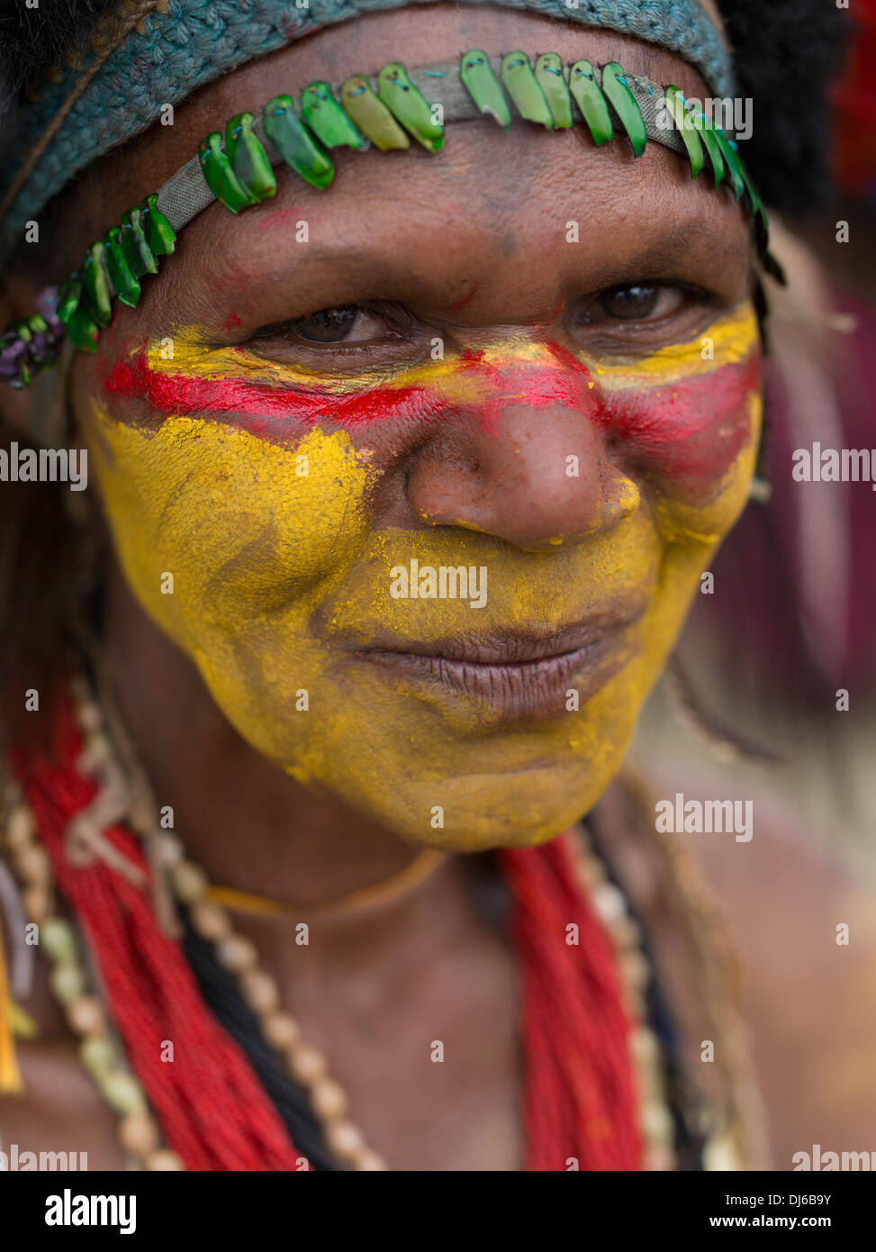 Frau eines Goroka Provinz Singsing Fraktion, Goroka Show, Papua Neu Guinea mit traditioneller Bemalung und Kopfschmuck Stockfoto