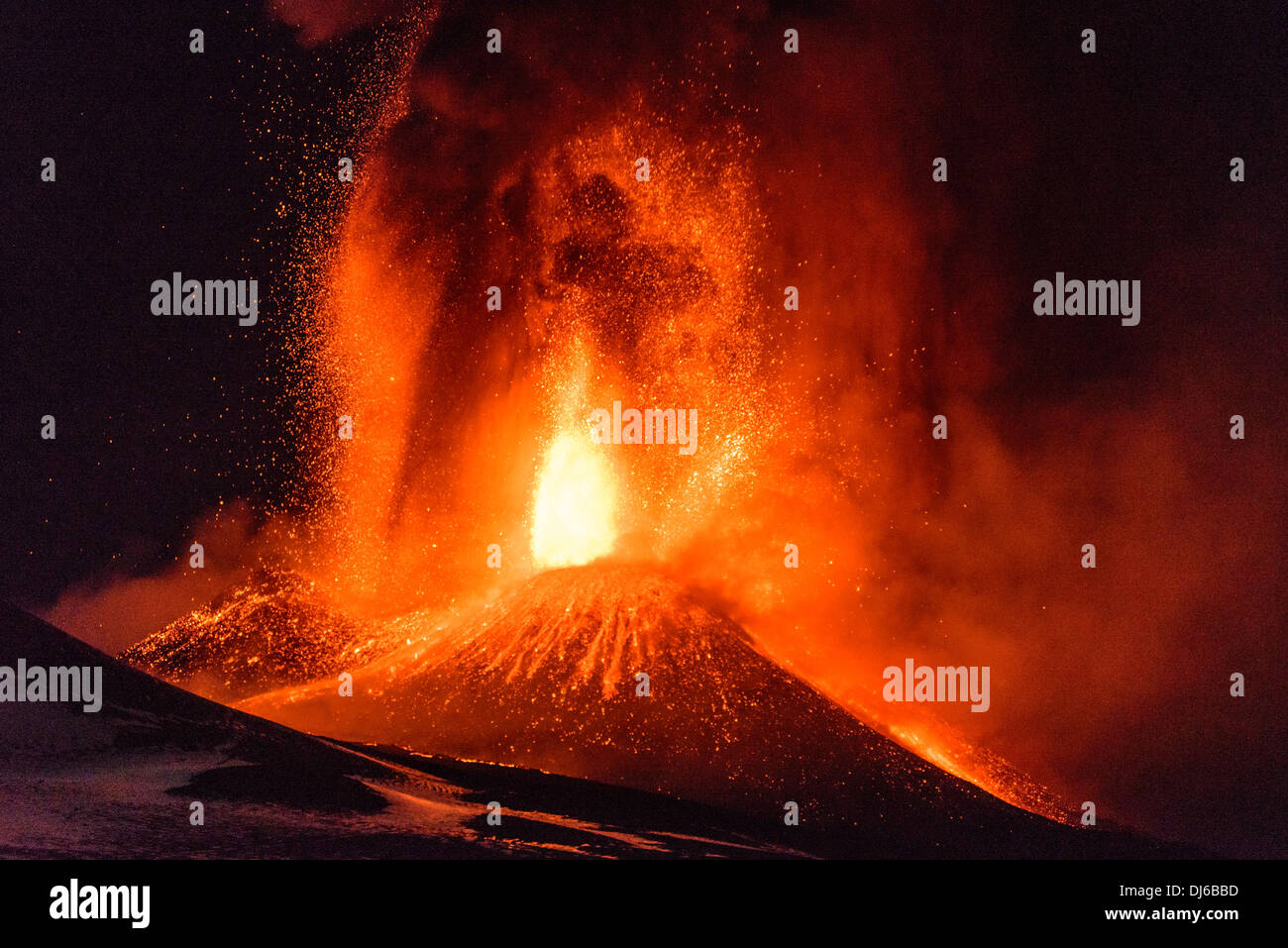 Ausbruch des Vulkans Ätna im November 2013, fließt nächtlichen heftigen Paroxysmus der neuen SE-Krater mit Lavafontänen und Lava. Stockfoto