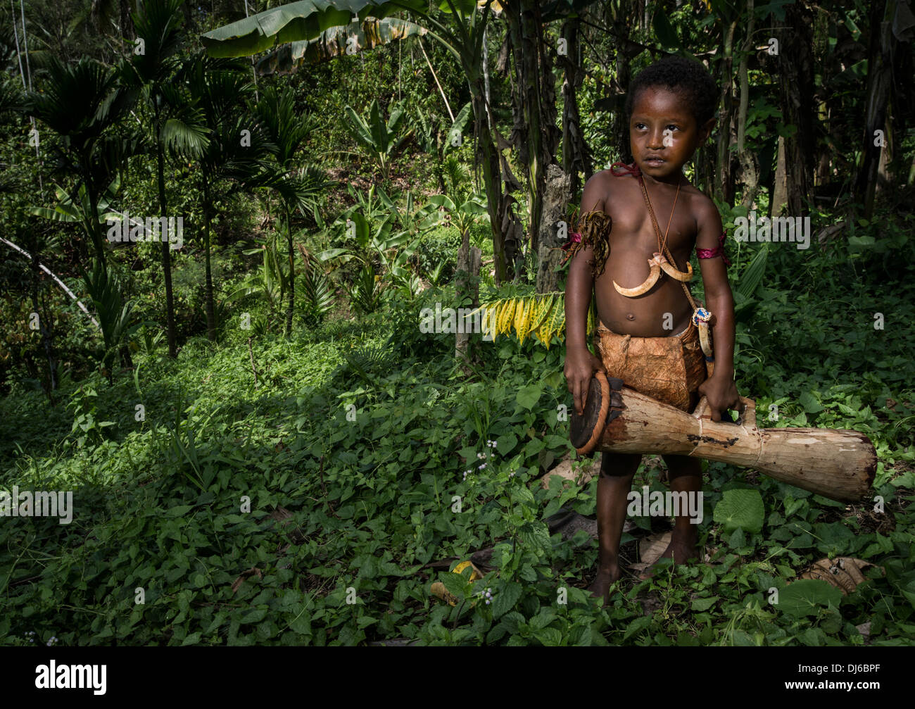 Papua-Neu-Guinea junge mit Kundu Trommel aus Hobe Dorf, Madang, Papua New Guinea Stockfoto