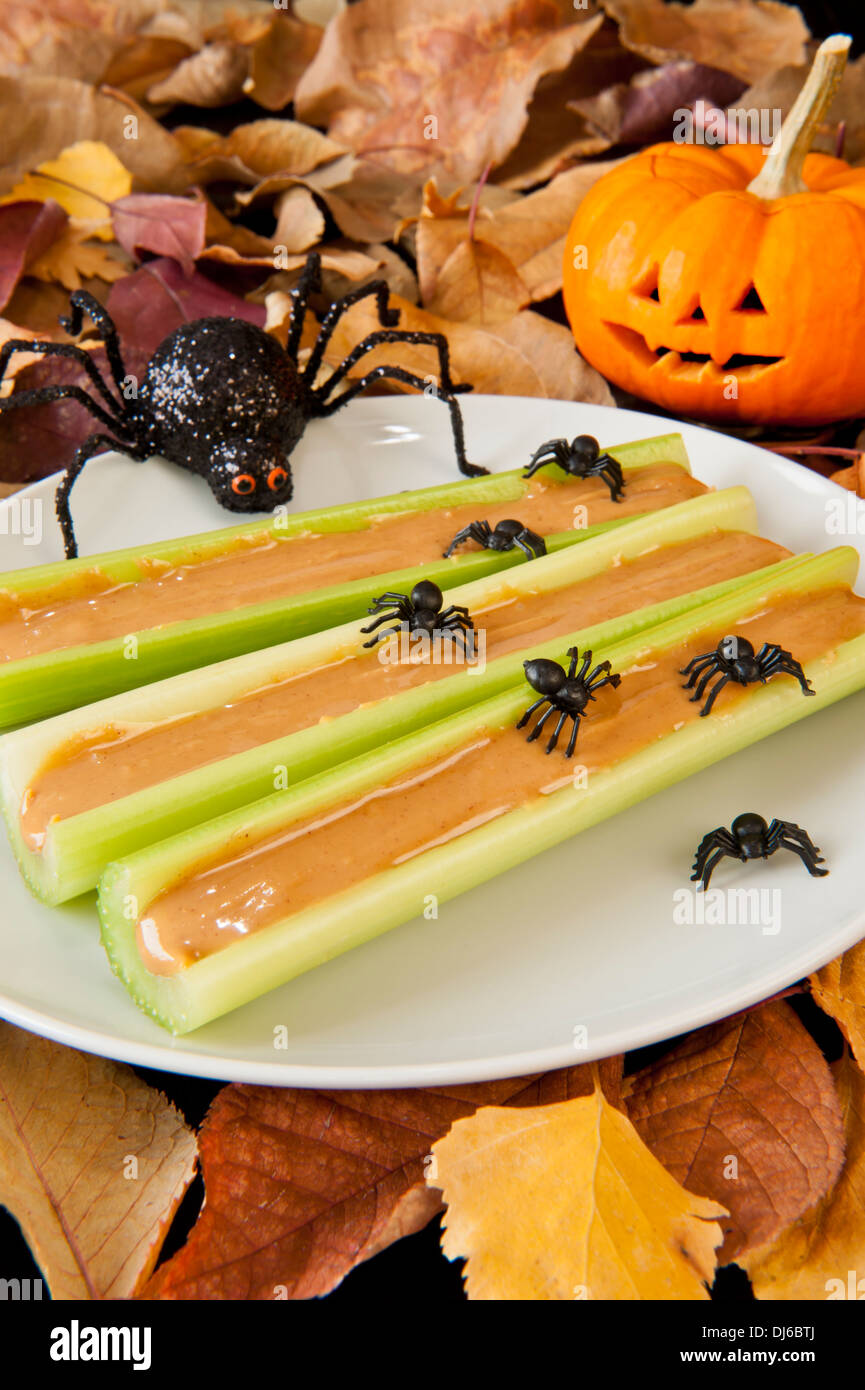 Sellerie-sticks mit Erdnussbutter, Halloween Spinnen und eine lächelnde Jack-o-Laterne Stockfoto