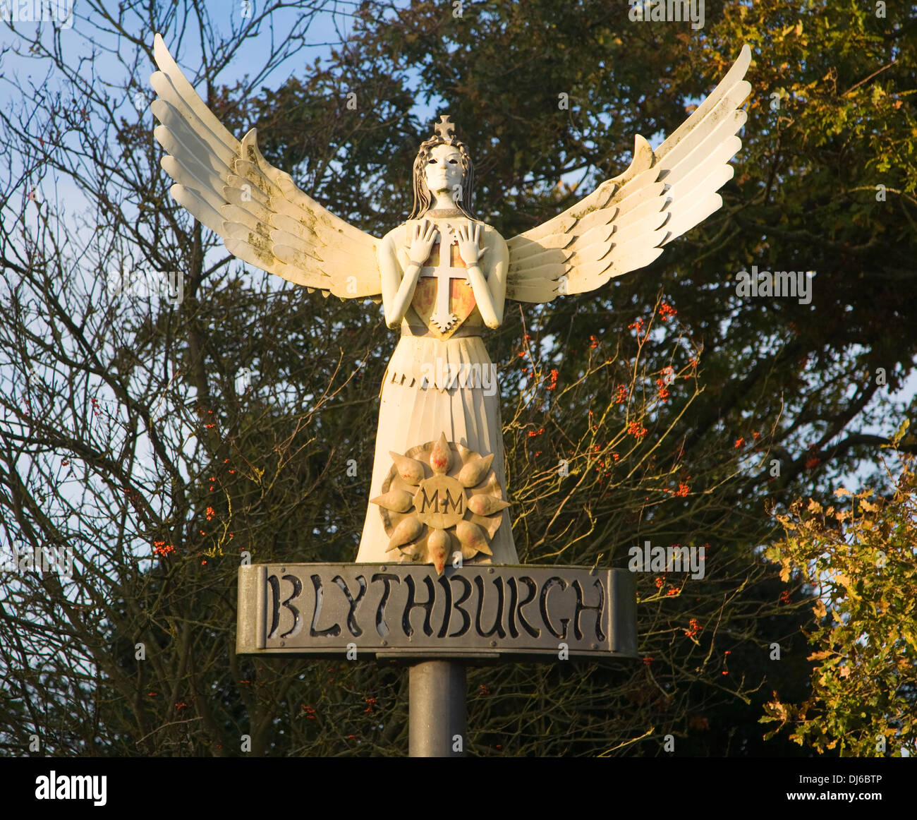 Engel Skulptur bildet Ortsschild am Blythburgh, Suffolk, England Stockfoto