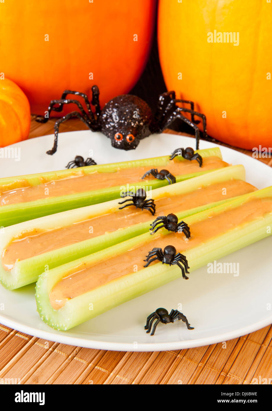 Sellerie-sticks mit Erdnussbutter und Halloween Spinnen Stockfoto