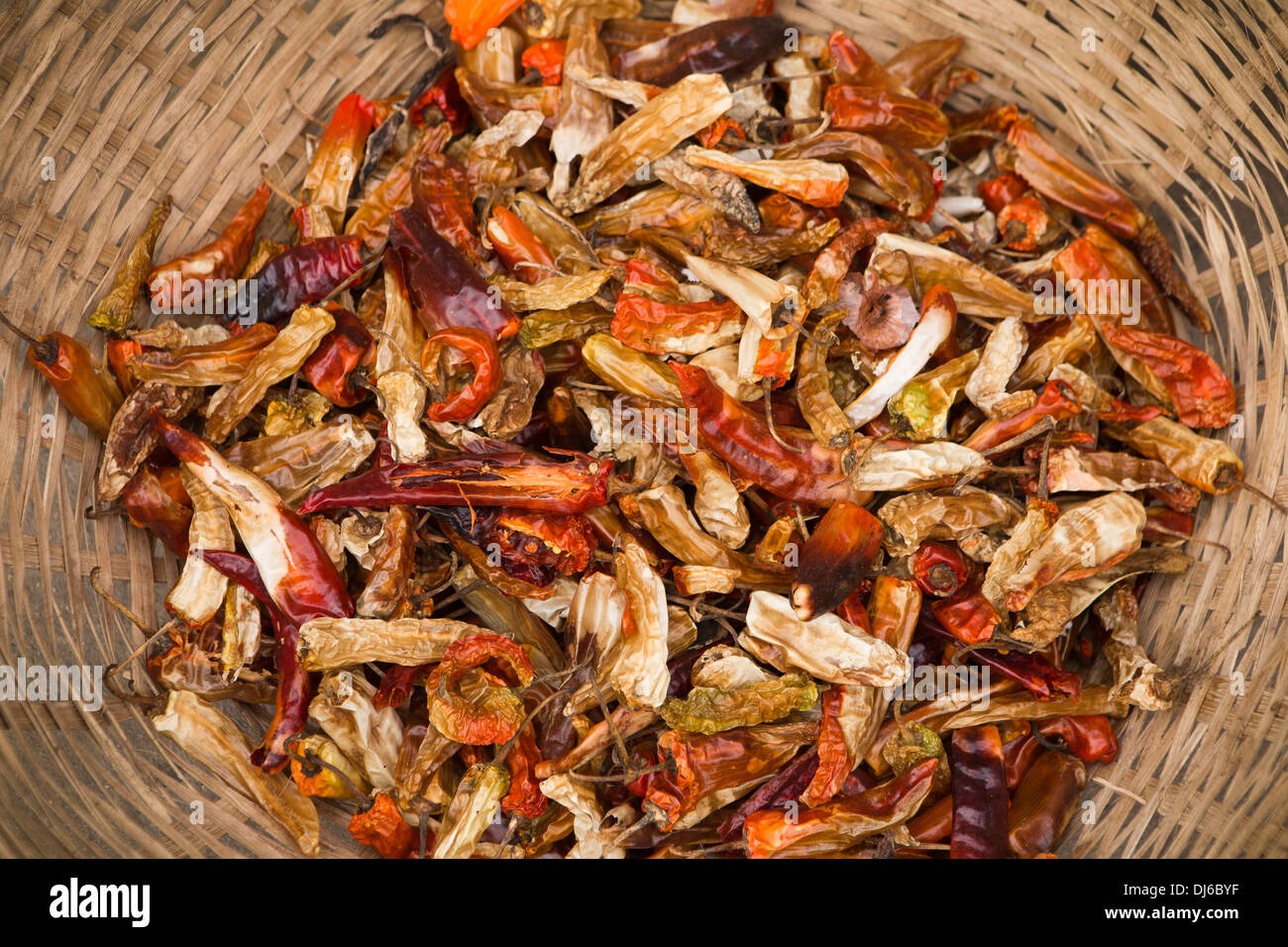 Bhutan, Punakha, Lobesa Dorf Basar, Essen, heiße trockene rote Chilischoten in Korb Stockfoto