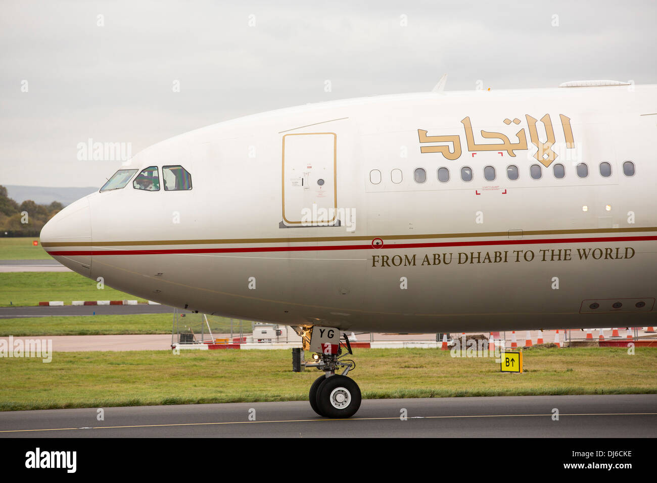 Ein Etihad Flugzeug kommen in Flughafen Manchester, UK. Stockfoto