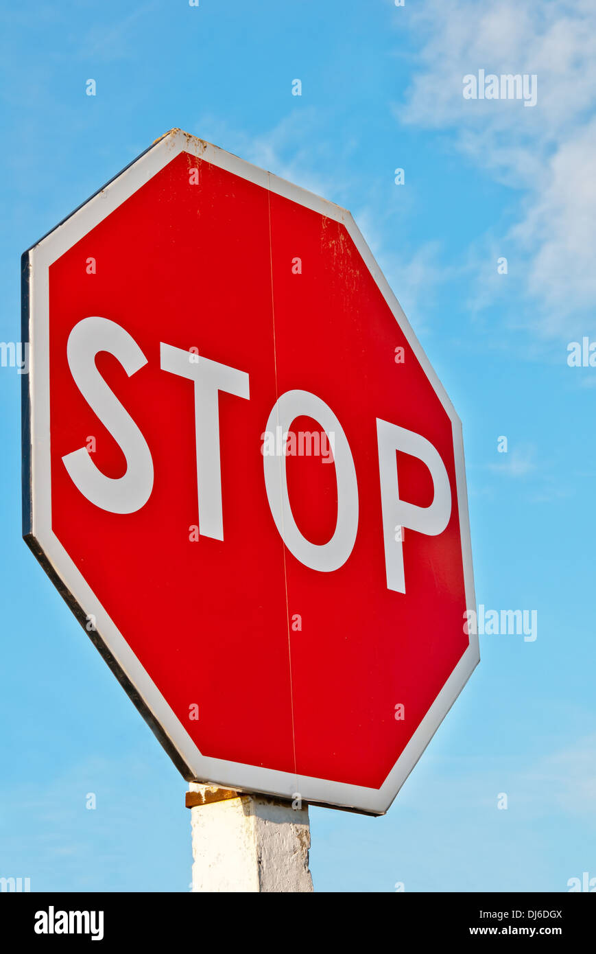 Stop-Schild mit bewölktem Himmel Stockfoto