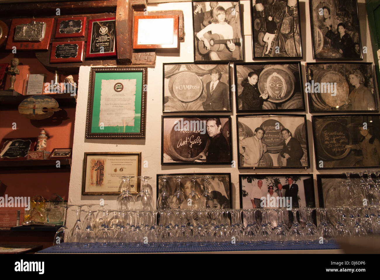 Fotos von einigen berühmten Persönlichkeiten zu El Pimpi in Málaga besucht haben werden an der Wand hinter der Bar angezeigt. Stockfoto